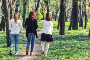 Drei Frauen gehen in einem Wald spazieren