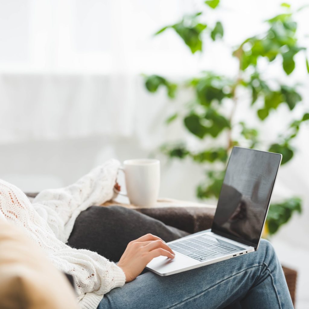 Frau schaut auf Laptop